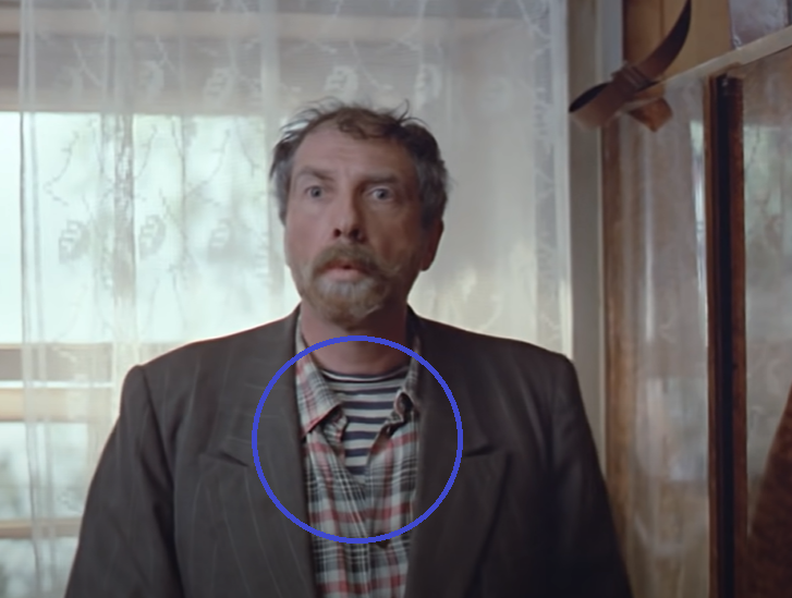 Фото: Киноконцерн «Мосфильм»📷Дядя Митя уже в клетчатой рубашке в той же сцене (кадр из фильма «Любовь и голуби»)