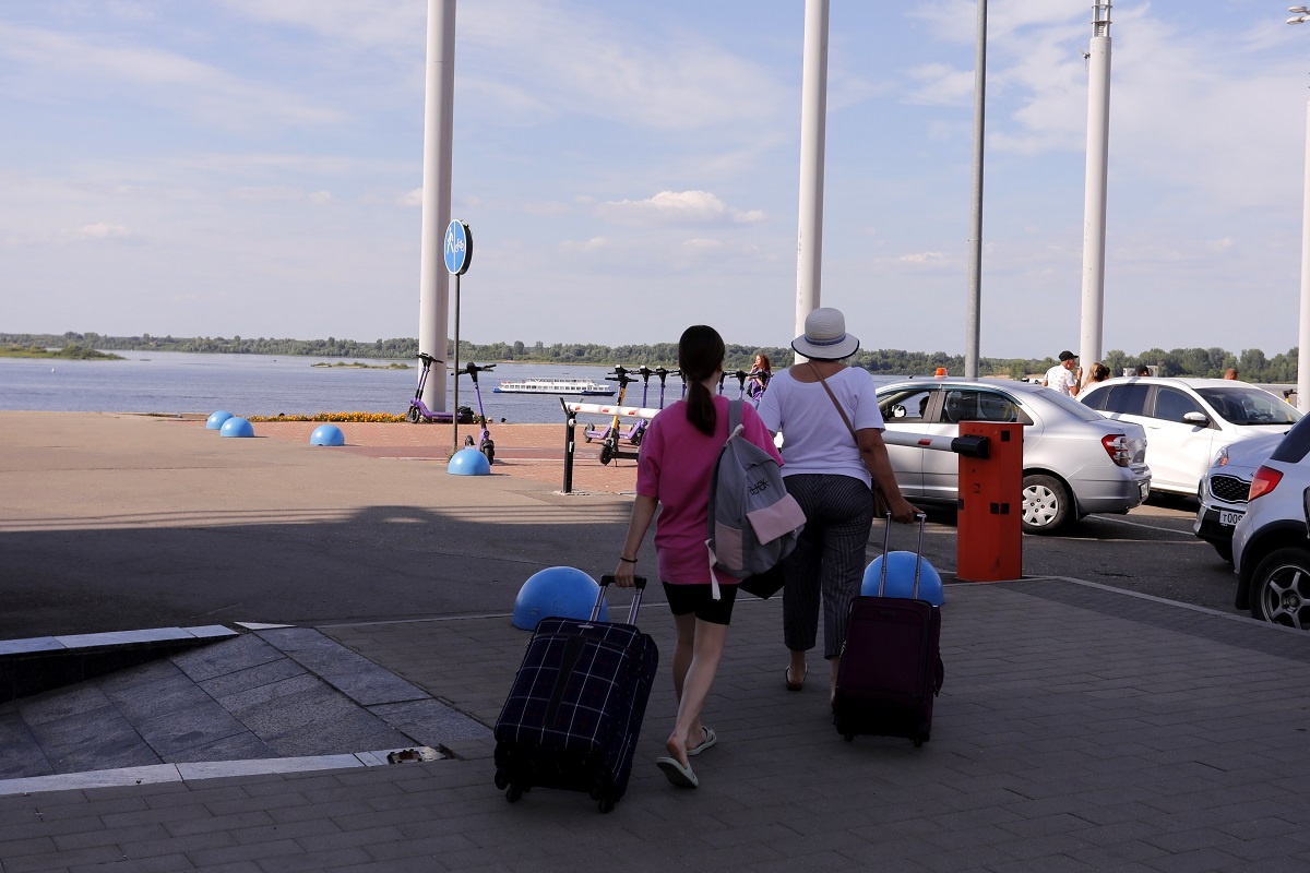    Как только таксисты видят людей с чемоданами – сразу берут их в оборот