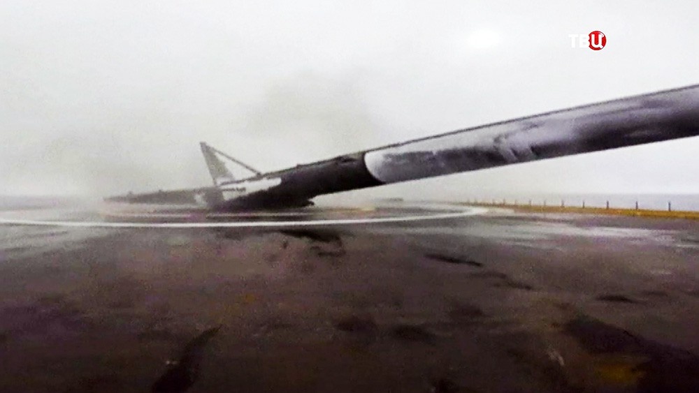 Последствия одной из первой посадки первой ступени. Как видно - неудача и падение ступени на плавучую платформу.