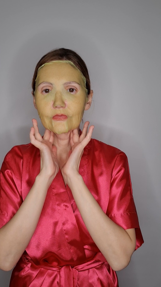 Лежала себе спокойно на диванчике с масочкой, так нет нужно было мужу опять закричать