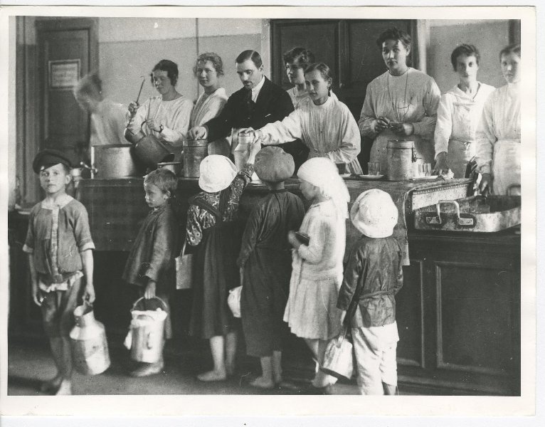 Раздача бесплатных обедов в детской столовой 1920 год.