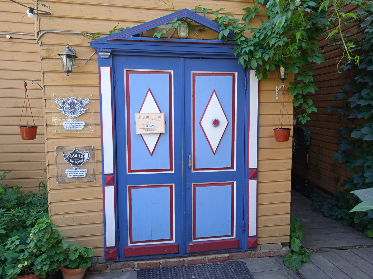 Вход в мужскую половину дома. Сейчас главный вход в музей. Фото автора.