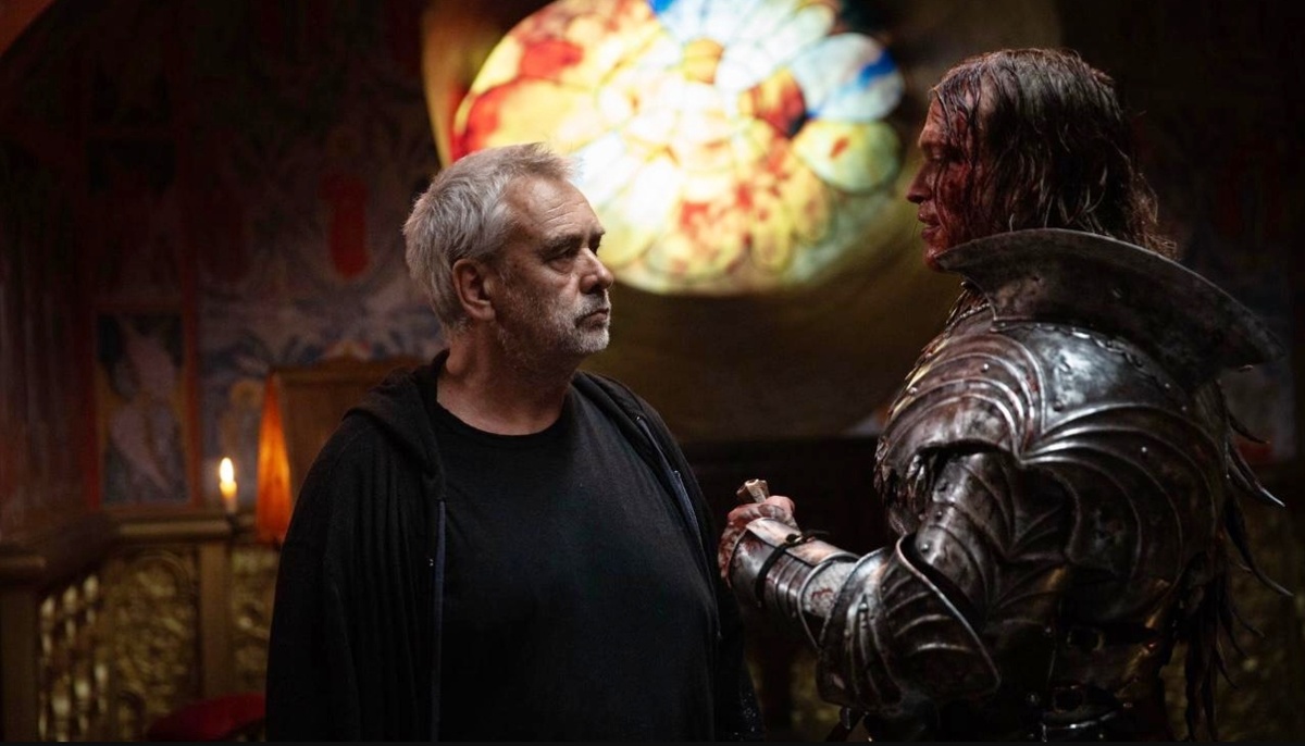 Люк Бессон и Калеб Лэндри Джонс на съемочной площадки фильма «Дракула: История любви»