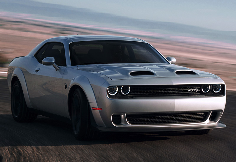 DODGE CHALLENGER- на сегодняшний день Додж Челленджер уверенно входит в тройку самых популярных среднеразмерных спорткаров, предлагающихся на рынке США. Модификация R/T Scat Pack оснащается 6,4-литровым двигателем, 492-сильный V8 линейки Hemi, выжимающий пиковые 644 Нм момента. Данный двигатель агрегатируется аналогичными 5,7-литровому двигателю КПП, позволяющими преодолеть первую сотню за 4,5 сек. и достичь максималки в 300 км/час.. Данное исполнение многое заимствует у SRT Hellcat, например, в активе модели есть системы Launch Assist, Launch Control и Line Lock, а также опции SRT Drive Modes и SRT Performance Pages.Несмотря на очередное обновление, Додж Челленджер сохранил свои фирменные пропорции и максимально грозный и внушительный облик.«Морда» автомобиля представлена стильной фальшрадиаторной решёткой с шильдиком наименования модели, монументальным передним бампером с огромным воздухозаборником и парой противотуманок, а также хищным взглядом глубокопосаженной головной оптики.Профиль автомобиля щеголяет характерной поясной линией, низко посаженной крышей, массивными задними стойками и накаченными колёсными арками. В версии Hellcat и Hellcat Redeye сразу за передними колёсными арками располагается фирменный логотип «адского кота».Dodge Challenger – чрезвычайно мощный и технологичный маслкар, обладающий культовой внешностью, солидным набором оснащения, а также отменными динамическими характеристиками, способными составить конкуренцию более дорогим и высокотехнологичным суперкарам.