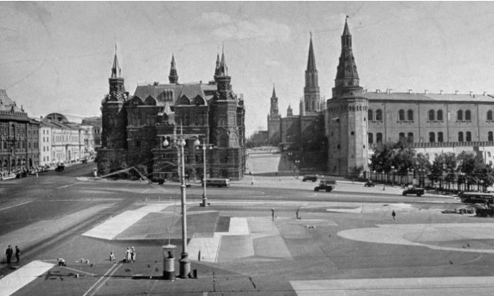 Рисунки на Красной площади имитируют крыши домов.