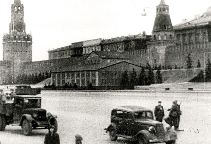 Зачехленный мавзолей.