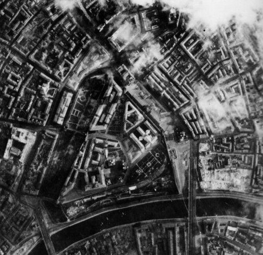 Немецкая аэросъемка после бомбежки Кремля.