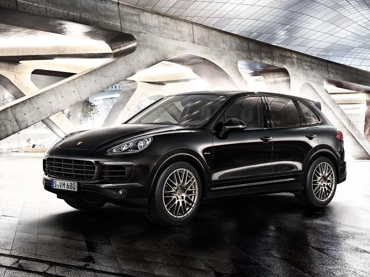 Под капотом Cayenne Platinum Edition находится 3,0-литровый V6 турбированный двигатель мощностью 340 л. с., обеспечивающий динамичный разгон до 100 км/ч за 6,2 секунды. Максимальная скорость составляет 245 км/ч, что подчеркивает его спортивный характер и высокую производительность.