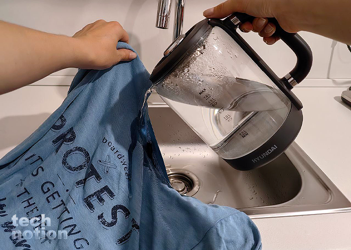 Если на футболке растянулась горловина, окуните её в кипяток (Чайник электрический Hyundai HYK-G5401/ Изображение: дзен-канал technotion