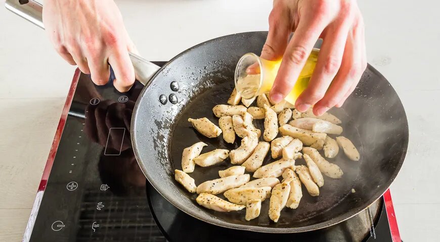 Источник: https://www.gastronom.ru/recipe/5780/salat-cezar-s-kuricej