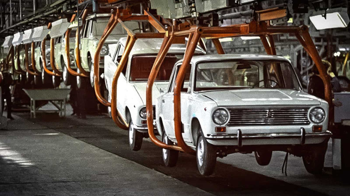 Первые автомобили сходящие с конвеера