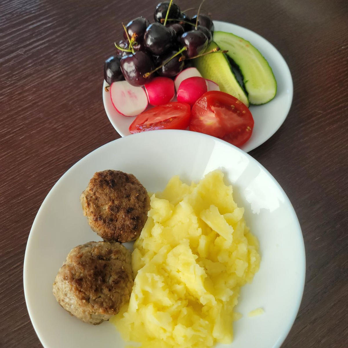 Обедали классически.