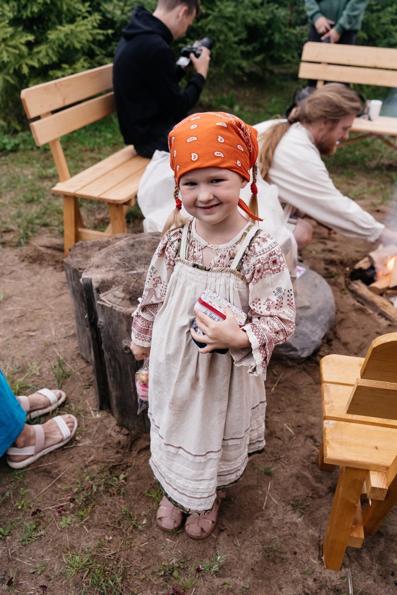 Младшая дочка Фея Рубащенко, сарафан и рубашку ей шила мама. Фея пришла показать свои сокровища - бусики и брошечки в баночках и шкатулочках.