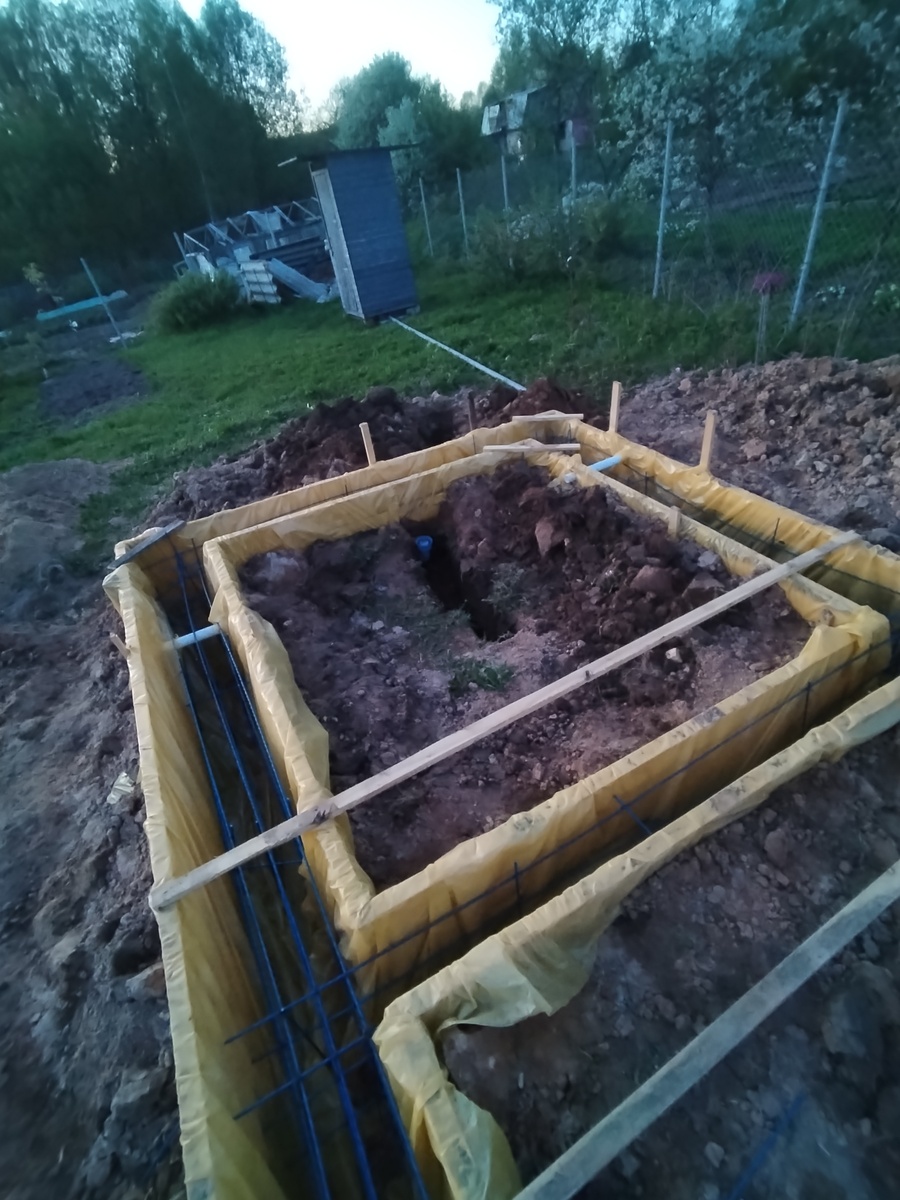 Тут уже опалубка собрана, арматура связана, труба слив воды заложена.