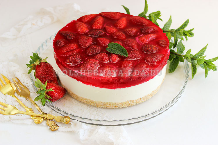 Торт без выпечки с клубникой и печеньем