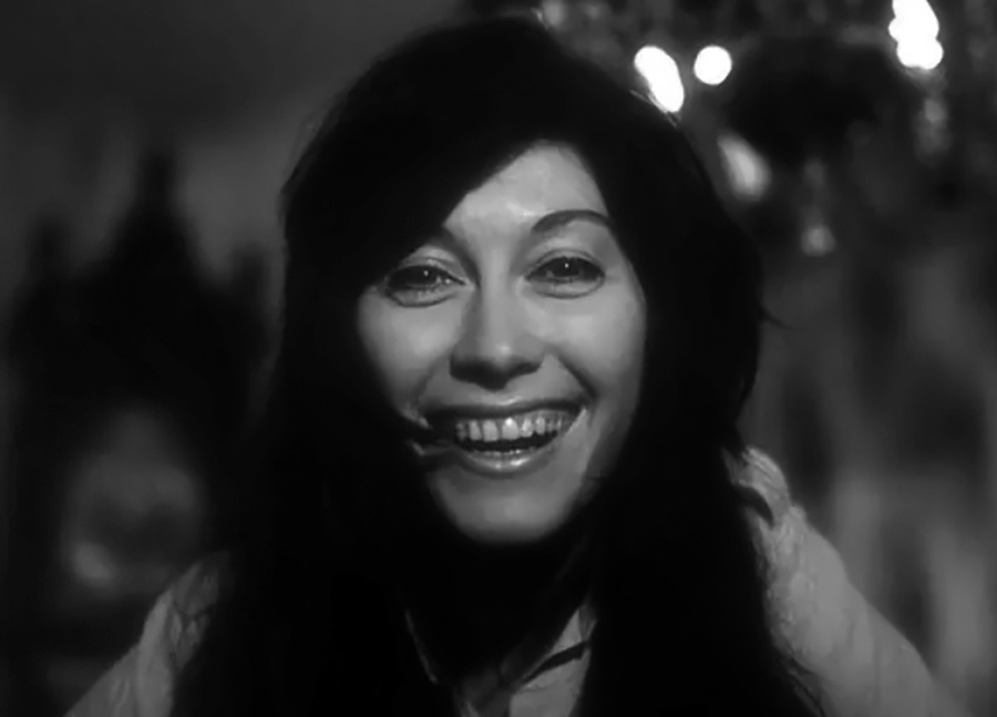 Все эти снимки словно путешествие во времени и можно на мгновение оказаться в тех счастливых моментах жизни актёров или на съёмках любимого фильма, как выше, где юная актриса Елена Копыль снимается в-3