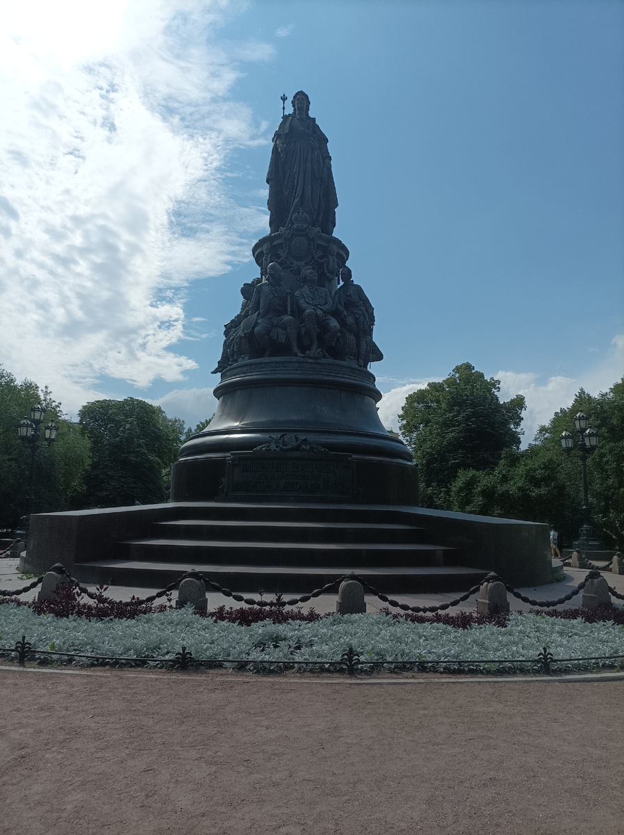 Памятник Екатерине Великой. Она тоже уехала от мамы в весьма юном возрасте 😊