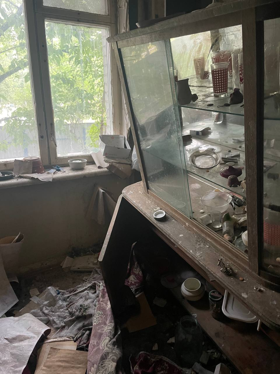 Покосившийся старинный сервант