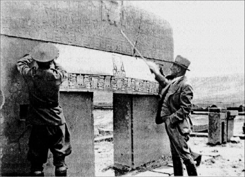 Артур Познанский возле ворот Солнца. Изображение взято с сайта: https://www.researchgate.net/profile/David-Browman-2/publication/237467284/figure/fig1/AS:393105636380680@1470735095531/Figura-2-Arthur-Posnansky-en-Tiwanaku.png