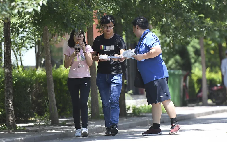 Клиника раздает парням приглашение быть донорами