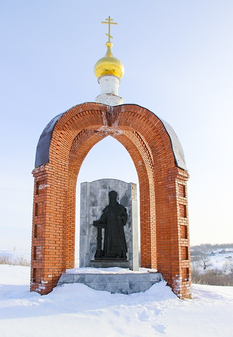 Памятник патриарху Никону в его родном селе Вельдеманово.