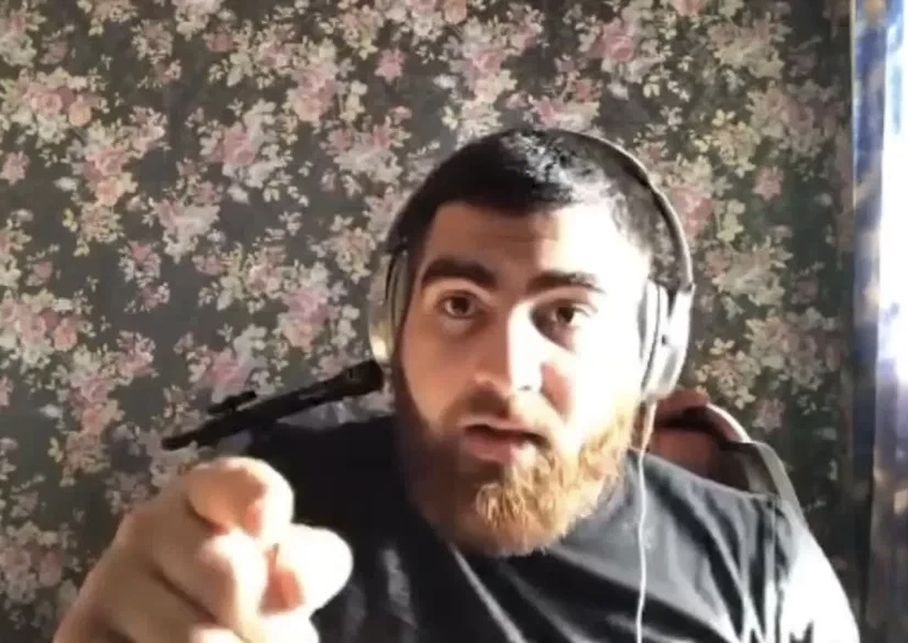 Арсен использует психологические приемы