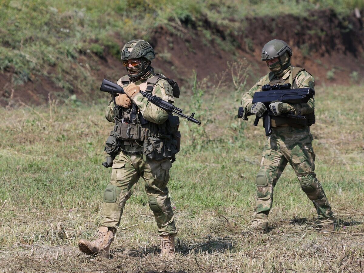    Добровольцы на тренировке народного ополчения в Белгородской области© РИА Новости / Антон Вергун