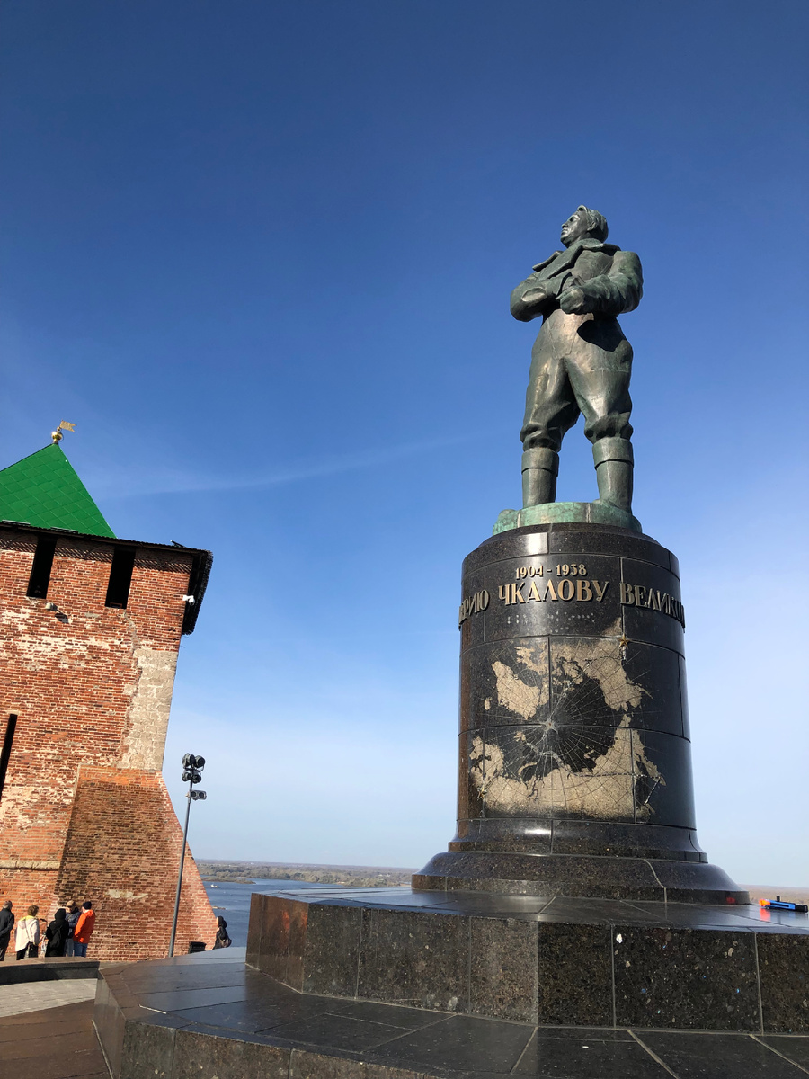 Памятник летчику-испытателю Валерию Чкалову в Нижнем Новгороде.