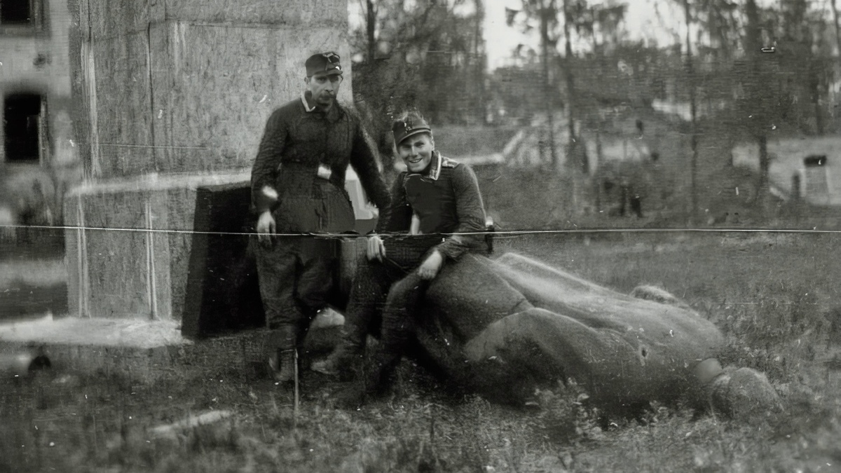 Немцы у поваленного памятника Ленину в Пушкине, 1941 год