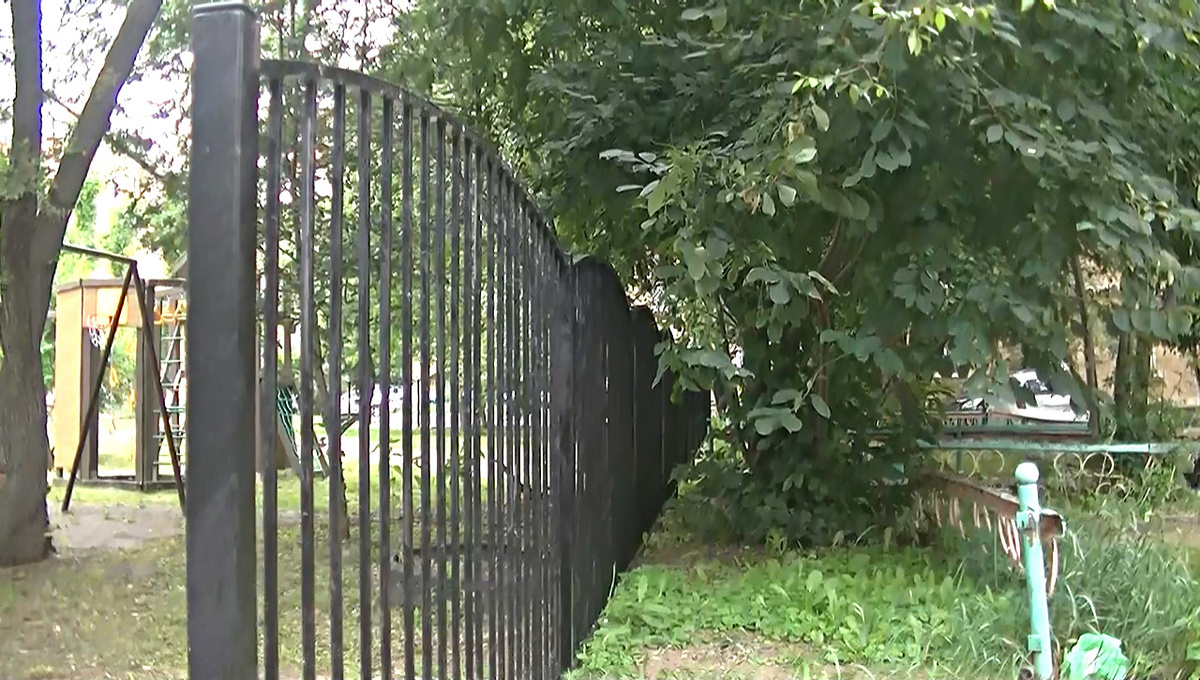 Забор между домами №10 и №10/3 по пр. Мира