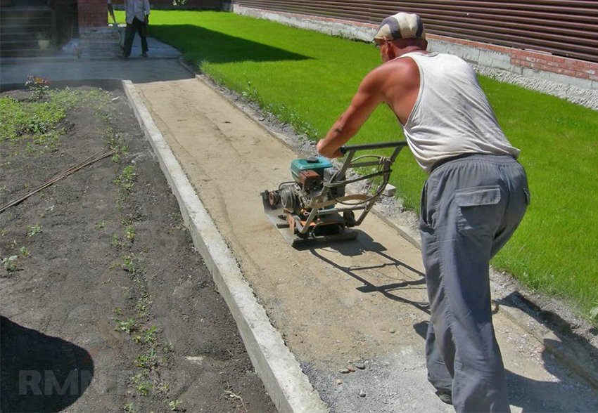 Укладка тротуарной плитки на бетонное основание