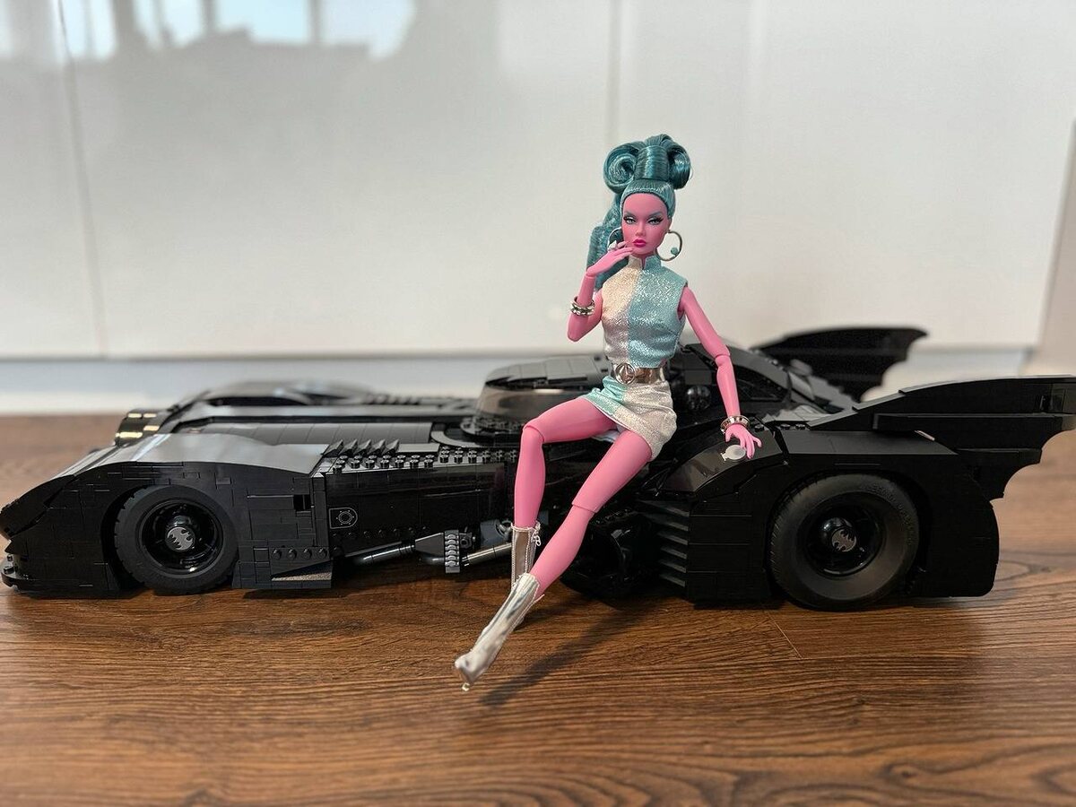 Integrity Toys Galaxy Girl Poppy Parker и LEGO DC Super Heroes 76139 1989 Batmobile
