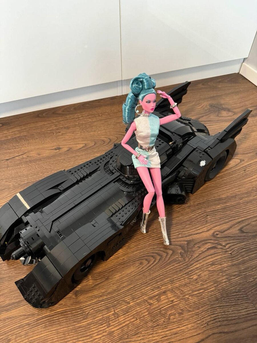 Integrity Toys Galaxy Girl Poppy Parker и LEGO DC Super Heroes 76139 1989 Batmobile