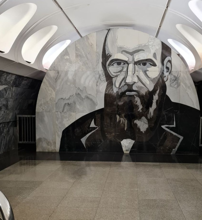 Гигантский портрет из мозаики-мрамора Фёдор Достоевский (Фото автора Л. Баевой)