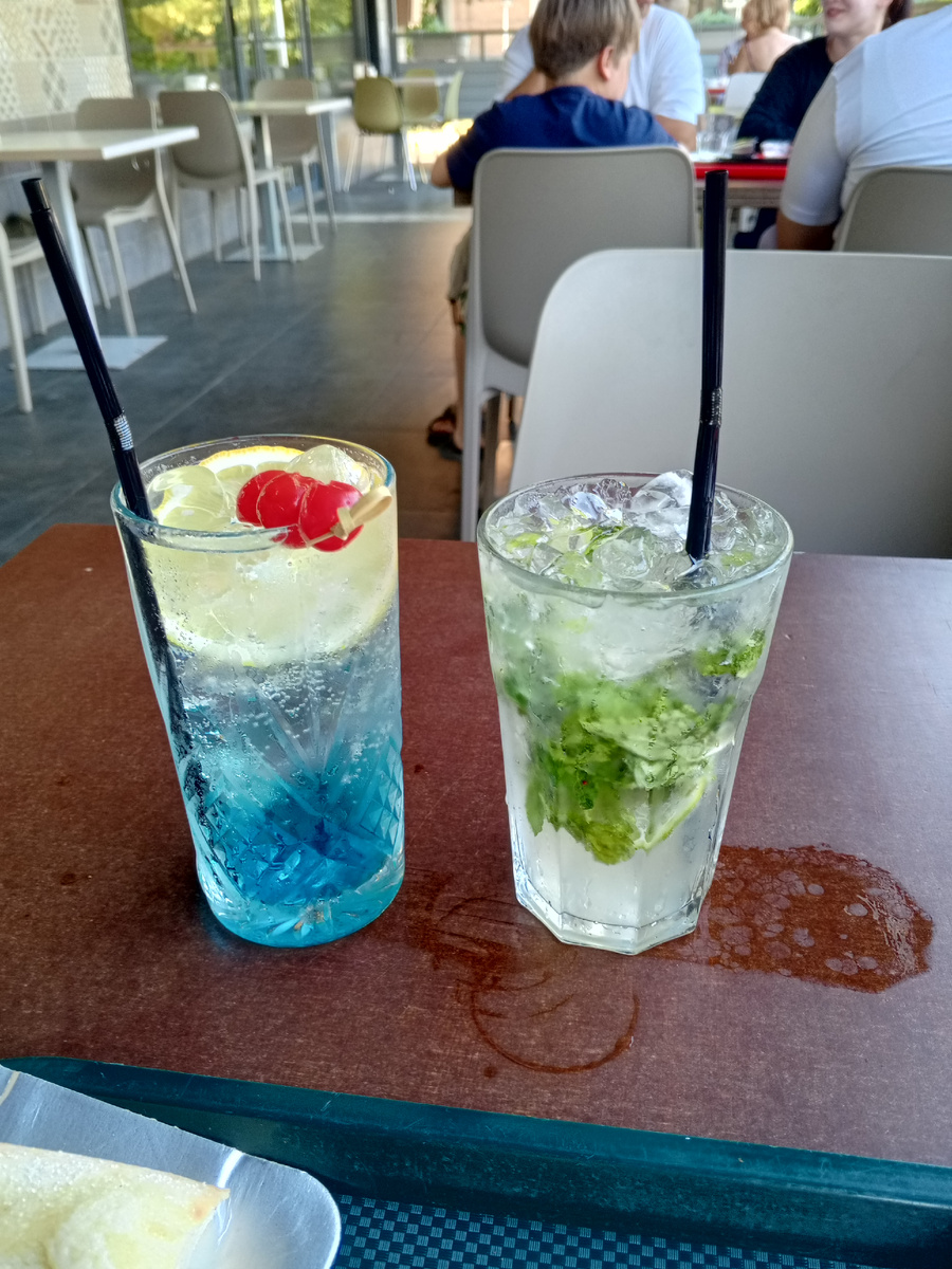 Мой коктейль алкогольный " Голубая лагуна", слева безалкогольный Татьянин "Мохито"