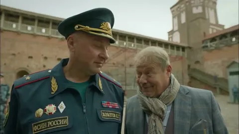Генерал и руководитель труппы артистов. Инет