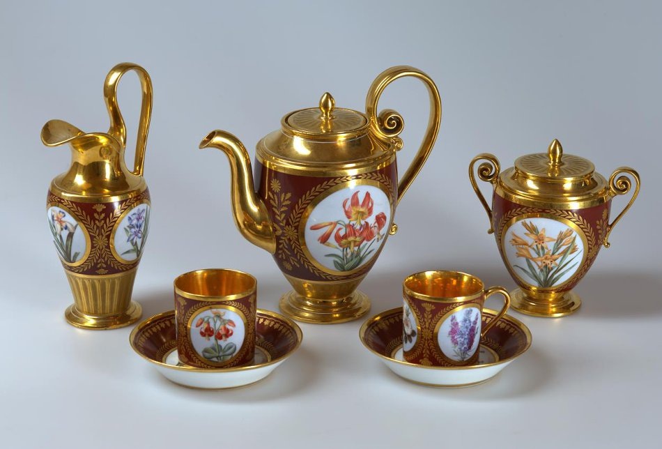 Предметы из «Ботанического» сервиза: чайник, молочник, сахарница с крышкой, две чашки с блюдцами. Фарфор, роспись надглазурная, золочение. © Музеи Московского Кремля