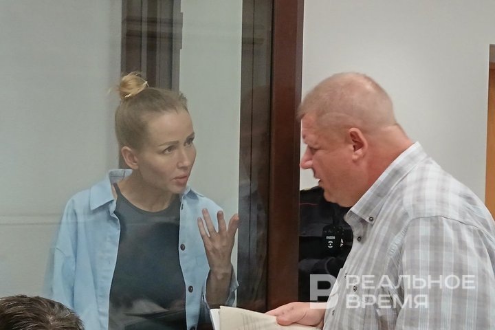 Кроме Купова подсудимая Евгения Покровская общалась в суде лишь с адвокатом Константином Габелевым. Ирина Плотникова / realnoevremya.ru