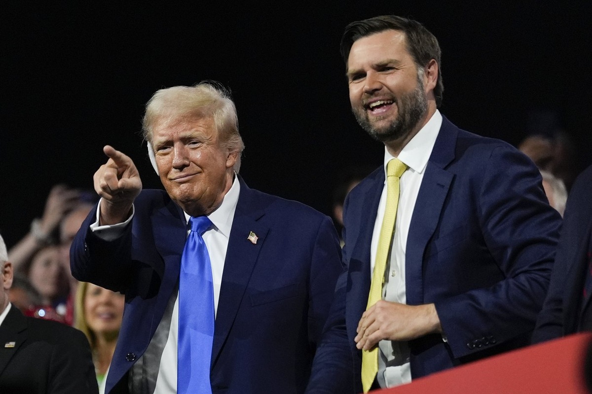 45-й президент США Дональд Трамп и сенатор Джеймс Дэвид Вэнс на съезде Республиканской партии.