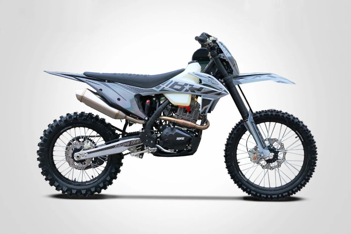 2. BRZ X5  BRZ X5M кросс/эндуро мотоцикл спортивной направленности. Очень надежный, и проверенный временем двигатель воздушного охлаждения 172FMM, мощностью 21 л.с, только теперь оснащенный  балансировочным валом, благодаря чему существенно уменьшаются вибрации и повышается комфорт, и  КПП на 6 передач. Полностью регулируемые подвески. Качественные комплектующие и продуманность в мелочах — основное преимущество мотоциклов BRZ. Цена около 180 000 рублей. 