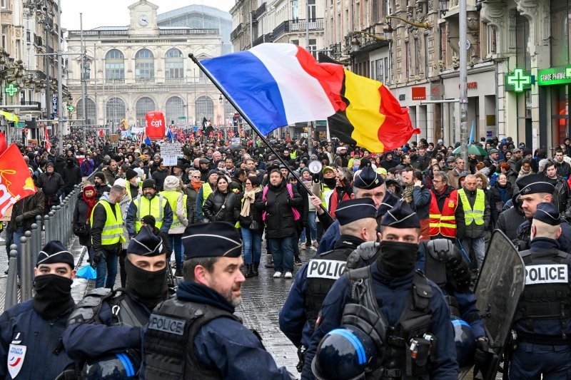 Протесты во Франции против пенсионной реформы, 2023 год.