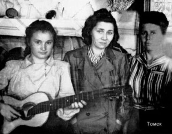 2 Девушки с песней под гитару