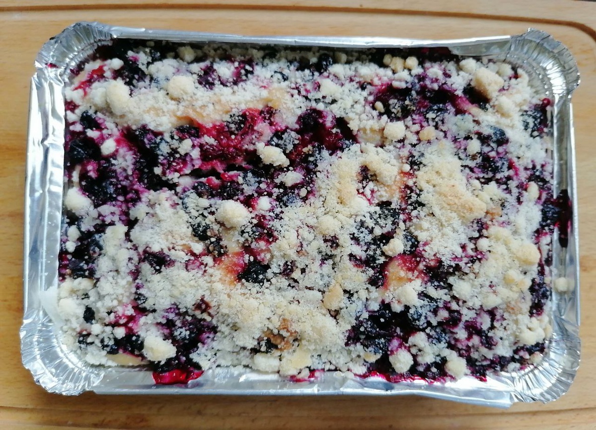 Выпеченный в алюминиевой форме из ВкусВилла на 780 мл летний ягодный пирог с черной смородиной и штрейзелем. Фото автора