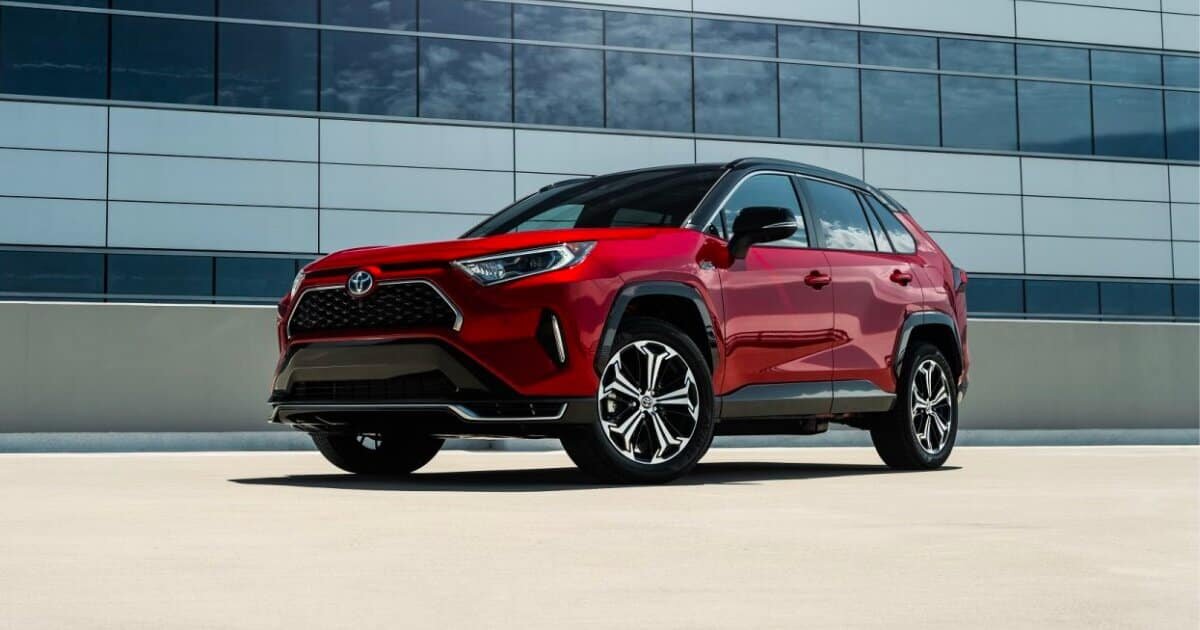 Очень популярный RAV4 доступен с обычным четырехцилиндровым двигателем и эффективной гибридной силовой установкой, но RAV4 Prime plug-in hybrid поднимает эффективность на еще большие высоты. Он может похвастаться мощностью 302 л.с., благодаря чему маленький внедорожник разгоняется от 0 до 100 км/ч за 6,3 секунды – на 2 секунды быстрее, чем работающая только на газ версия. Запас хода в 67 км только на электричестве означает, что владельцы могут минимизировать использование бензинового двигателя.