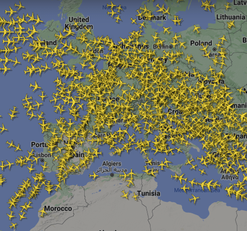 Карта бортов выполняющих рейс над Европой в реальном времени. Скриншот с сайта  https://www.flightradar24
