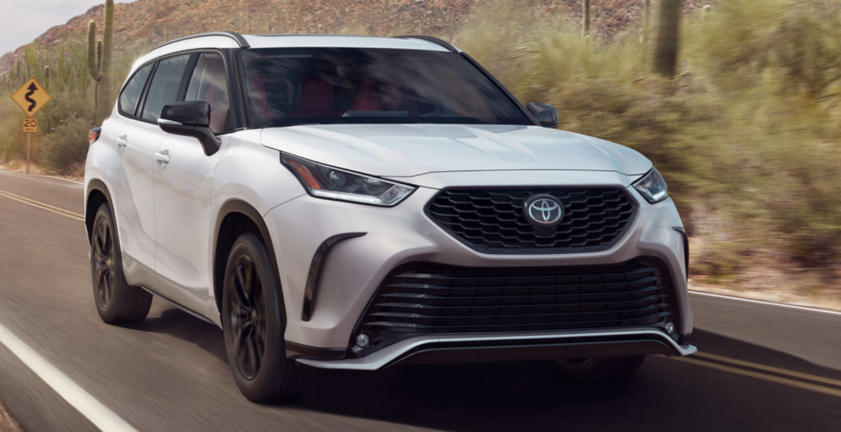 Highlander – это комфортабельный внедорожник среднего размера с маневренным управлением, удобными сиденьями, функциями активной безопасности и высокой прогнозируемой надежностью. Но благодаря гибридной силовой установке мощностью 243 л.с. он отлично экономит топливо.