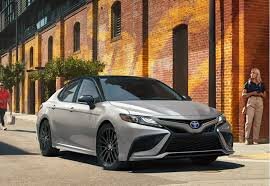 Camry Hybrid обеспечивает удивительную экономию топлива. Он выделяется своим уникальным и впечатляющим сочетанием преимуществ и получил очень высокую оценку (94 балла из 100) на дорожных испытаниях. Но главными преимуществами являются надежность и эффективность. Экономия топлива достигается благодаря гибридной силовой установке мощностью 208 л.с., которая более плавная, тихая и быстрая, чем базовый четырехцилиндровый двигатель.