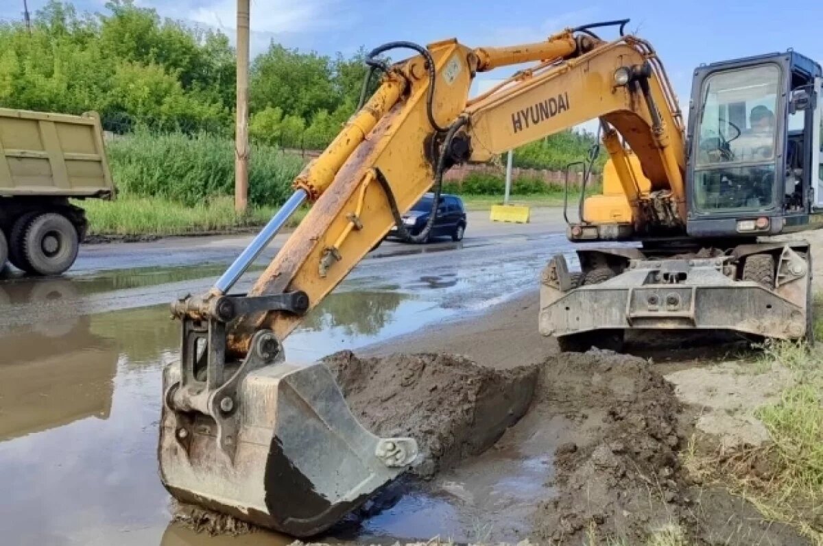    В Челябинске вода из-под земли разрушила асфальт на одной из улиц