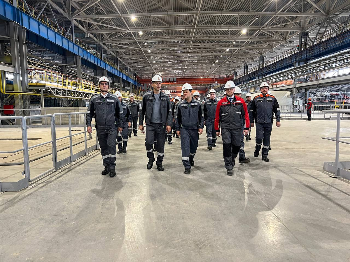 Губернатор Оренбургской области Денис Паслер, генеральный директор ГК "Уральская Сталь" ДениС Сафин, топ-менеджмент комбината "Уральская Сталь"