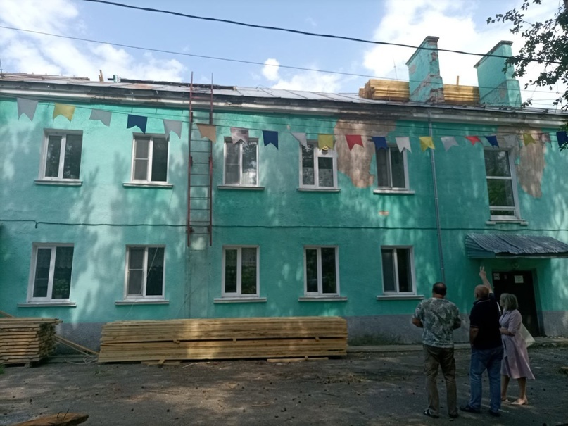 Идет капремонт крыши социально-реабилитационного центра.